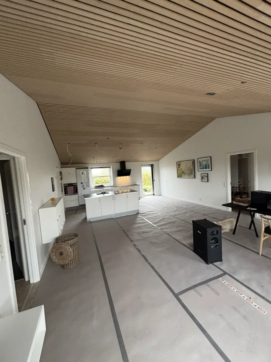 Køkken-alrum med lameltræloft under færdiggørelse