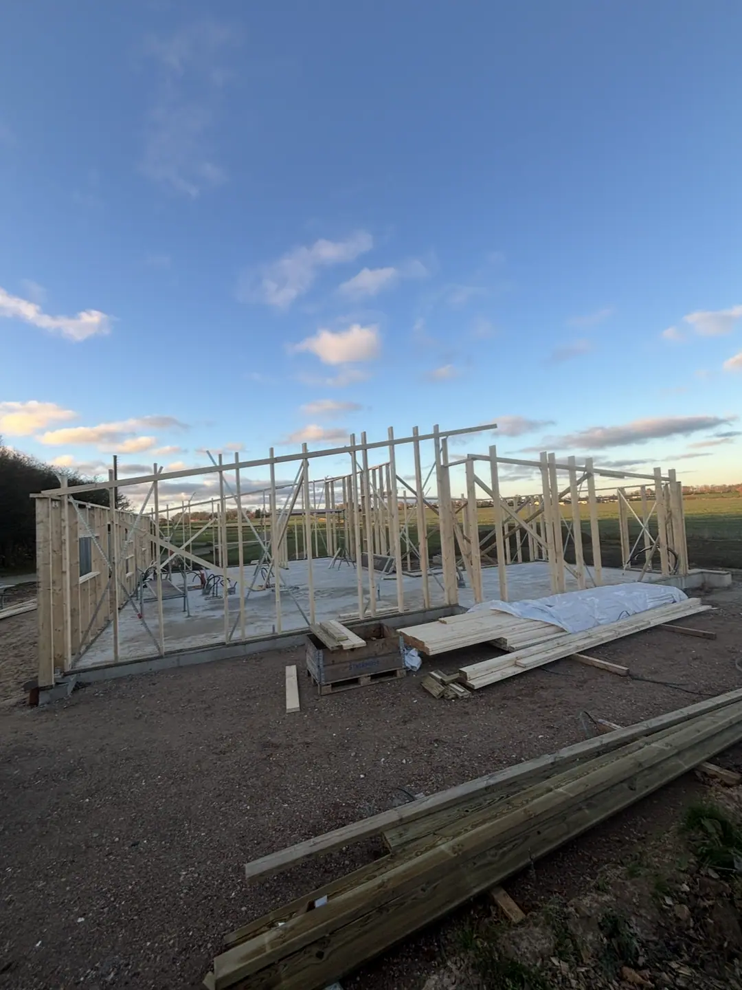 Træskelettet til et nyt sommerhus rejst på fundamentet